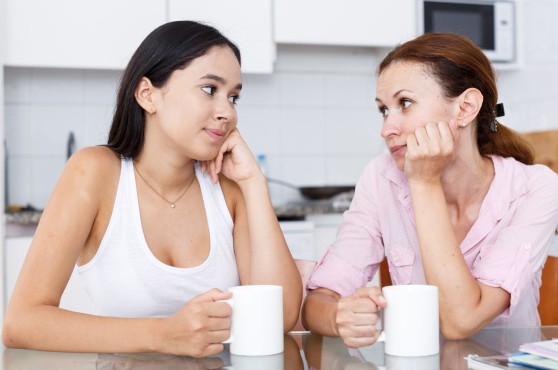 Madre e hija adolescente compartiendo tiempo