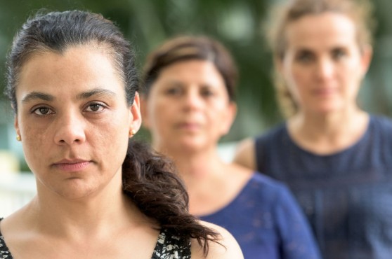 Tres dones mirant serioses.