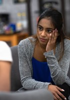 Una mujer escuchando las necesidades de una persona con problemas de salud mental.